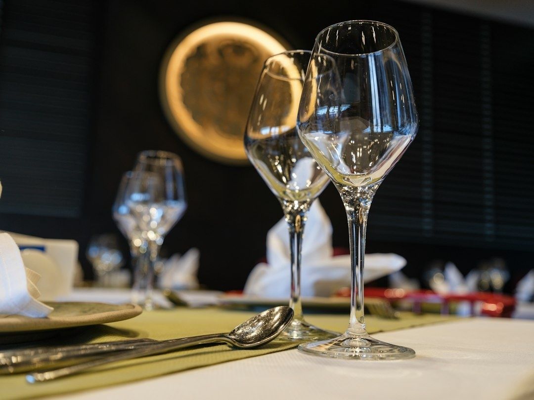 Elegant dukning med vinglas, bestick och servetter för avsmakning