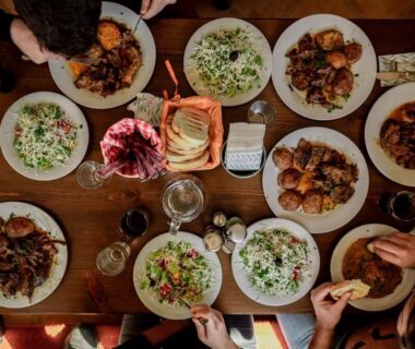 Överblick av dukat bord med flera maträtter för ett stort sällskap