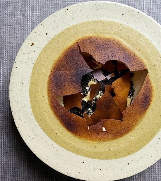Rustik tallrik med bränd, sprucken dessertliknande servering