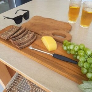Ostbricka med rågbröd, gul ost, gröna druvor och dryck